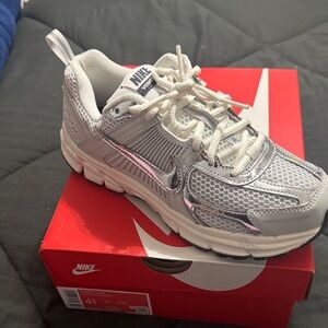 Nike youth Vomero 5 Metallic Silver Sneakers ! Only wore once . Non smoke home